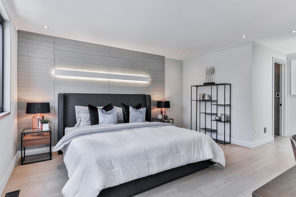 На фото: хозяйская спальня среднего размера в стиле модернизм с белыми стенами, светлым паркетным полом, серым полом и деревянными стенами без камина с
