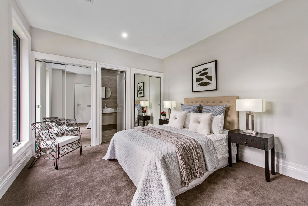 メルボルンにある広いコンテンポラリースタイルのおしゃれな客用寝室 (白い壁、カーペット敷き、茶色い床) のレイアウト