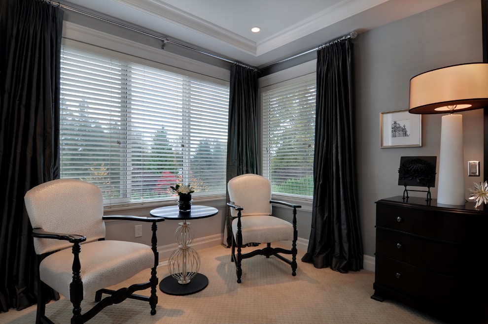 Стильный дизайн: хозяйская спальня среднего размера в современном стиле с серыми стенами и ковровым покрытием - последний тренд