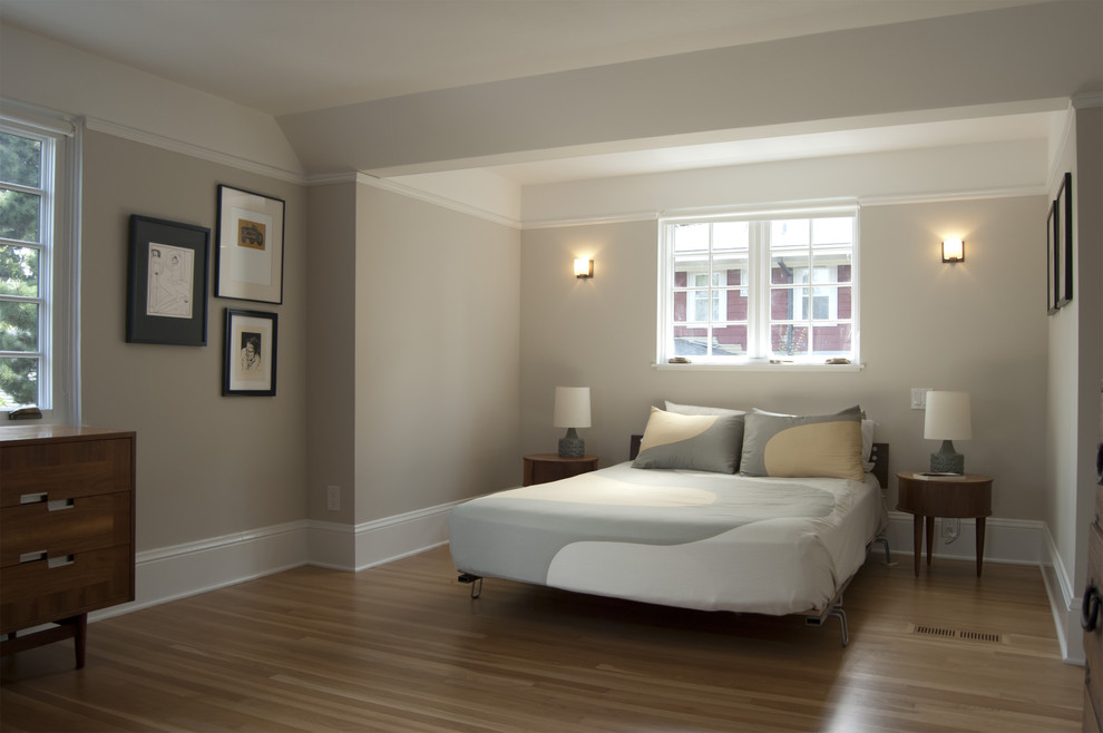 Пример оригинального дизайна: хозяйская спальня среднего размера в современном стиле с паркетным полом среднего тона и серыми стенами