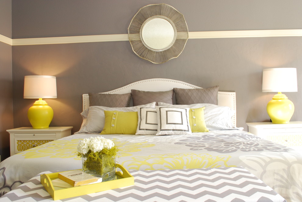 Inspiration pour une chambre grise et jaune minimaliste avec un mur gris.