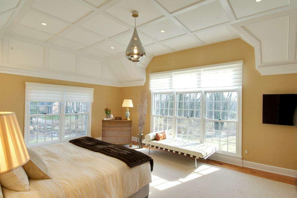 Foto de dormitorio principal contemporáneo grande sin chimenea con paredes beige, suelo de madera en tonos medios y suelo marrón