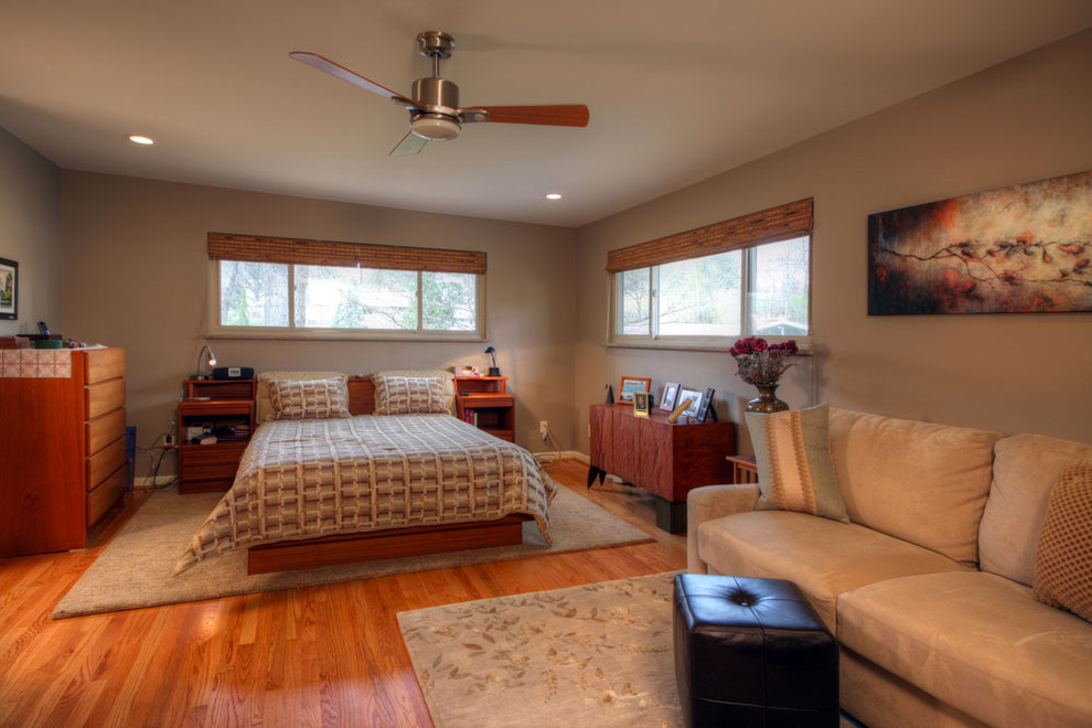 Foto de dormitorio principal moderno de tamaño medio con paredes beige y suelo de madera clara