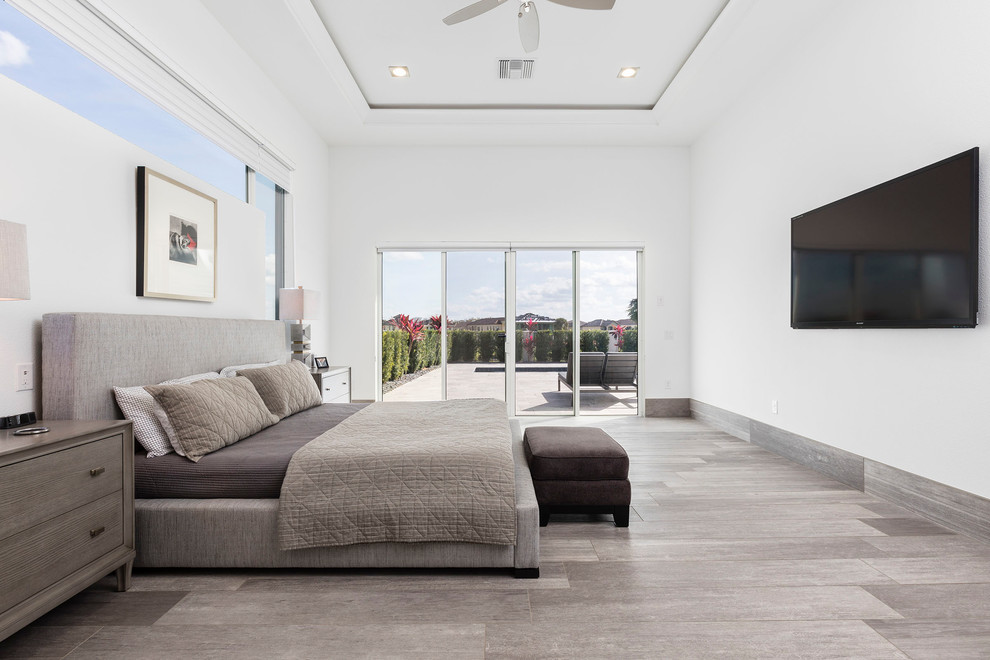 Mittelgroßes Modernes Gästezimmer ohne Kamin mit weißer Wandfarbe, Porzellan-Bodenfliesen und grauem Boden in Orlando