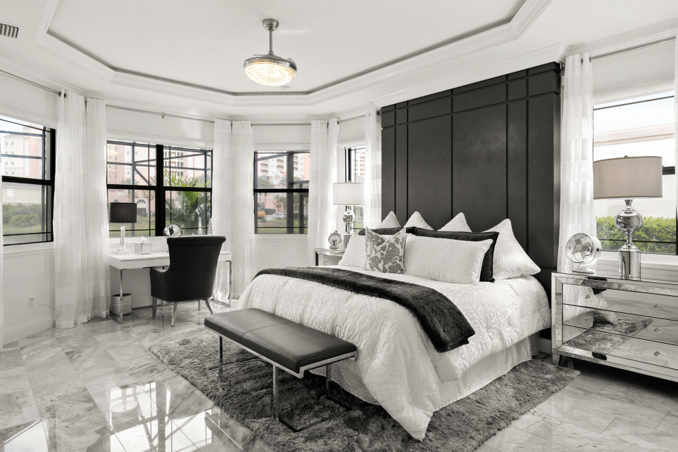 Свежая идея для дизайна: большая хозяйская спальня в стиле неоклассика (современная классика) с мраморным полом, белыми стенами, серым полом и многоуровневым потолком - отличное фото интерьера