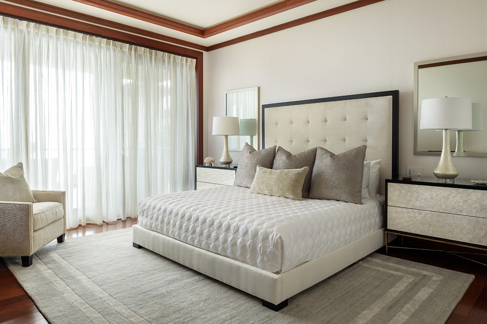 Idee per una camera da letto tradizionale di medie dimensioni con pareti beige, pavimento in legno massello medio, pavimento marrone e nessun camino