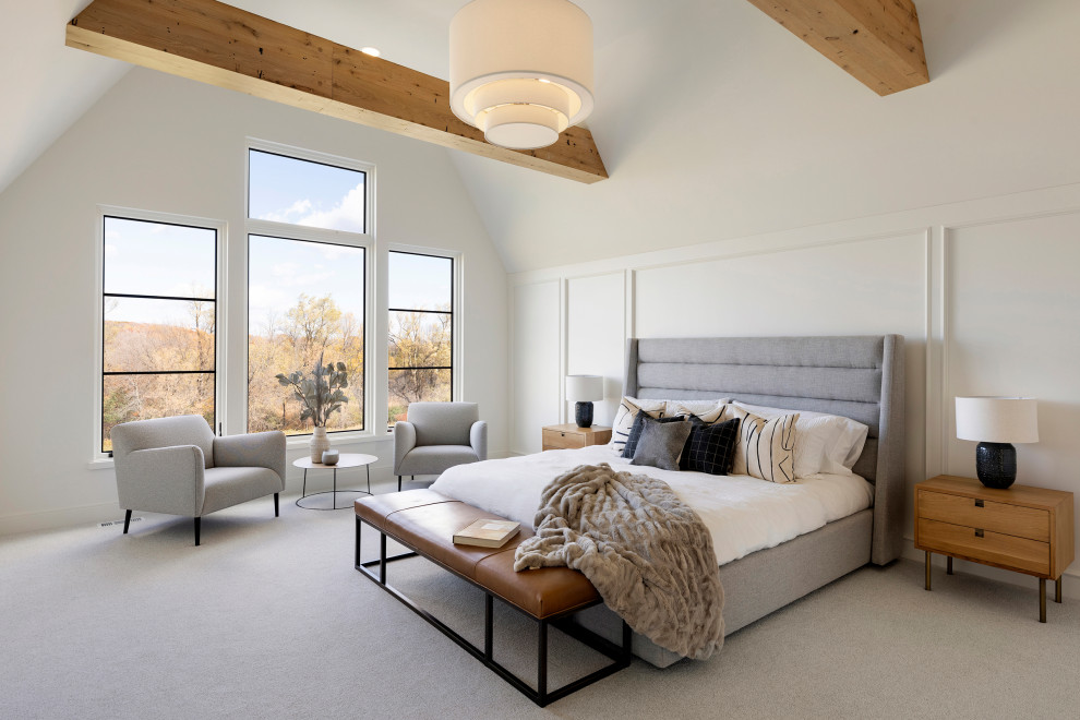 Modelo de dormitorio principal campestre con paredes blancas, moqueta, suelo gris, vigas vistas y panelado