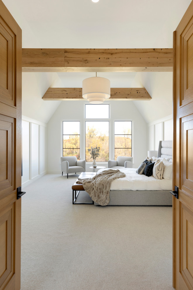 Ejemplo de dormitorio principal de estilo de casa de campo con paredes blancas, moqueta, suelo gris, vigas vistas y panelado