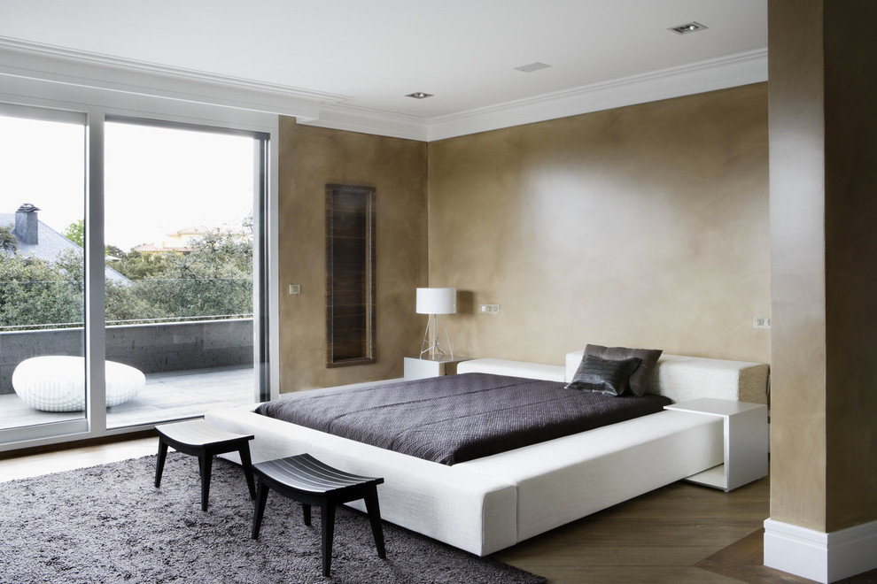 Стильный дизайн: спальня в современном стиле с бежевыми стенами - последний тренд