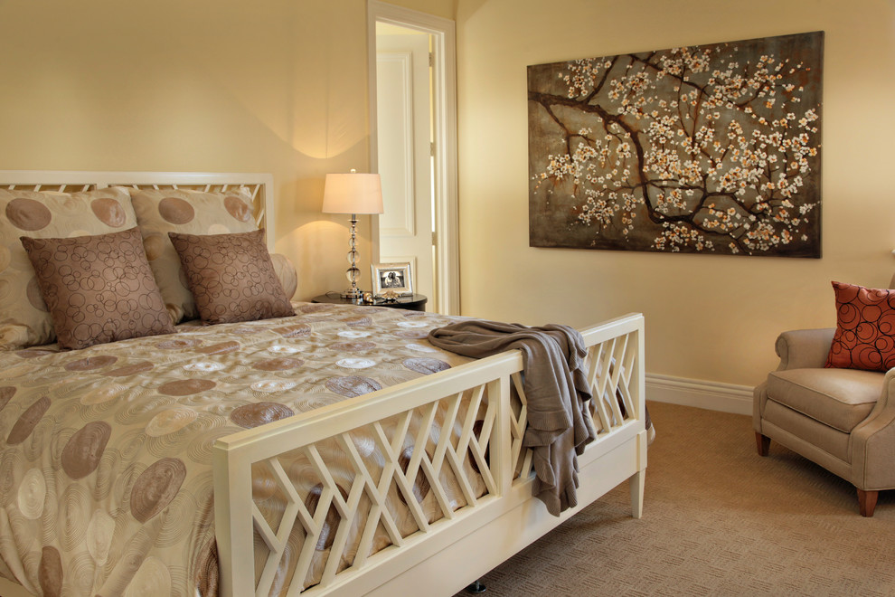 Idée de décoration pour une chambre avec moquette design avec un mur beige.