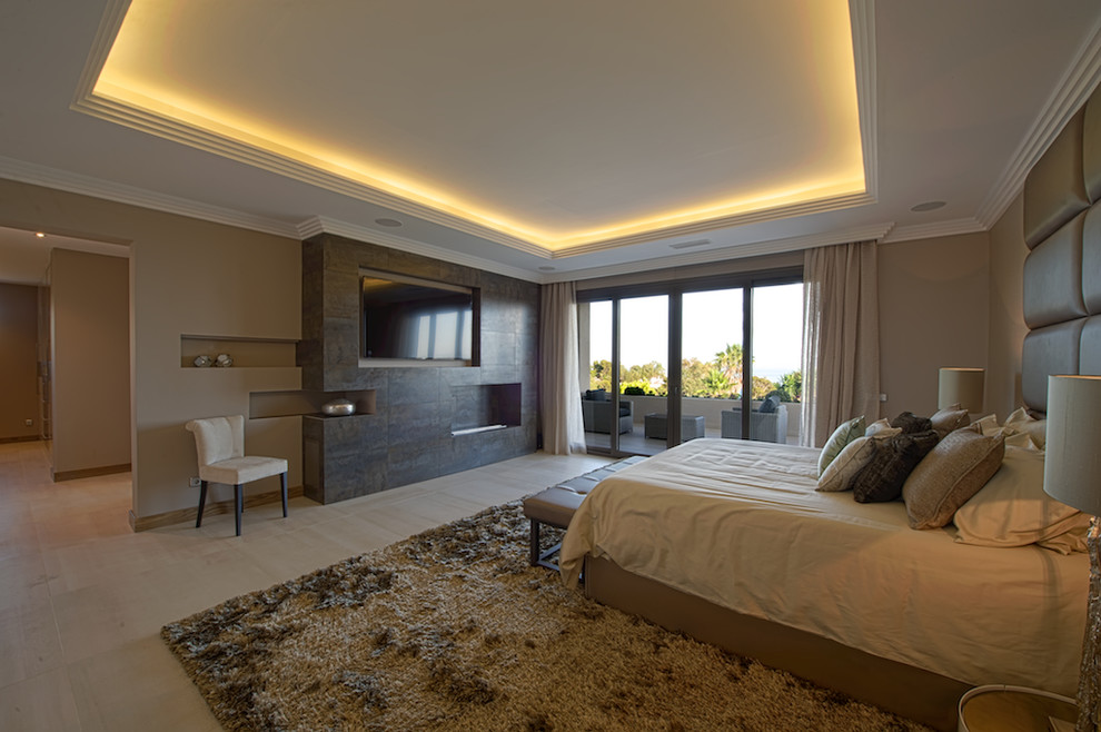 Großes Modernes Hauptschlafzimmer mit beiger Wandfarbe in Sonstige