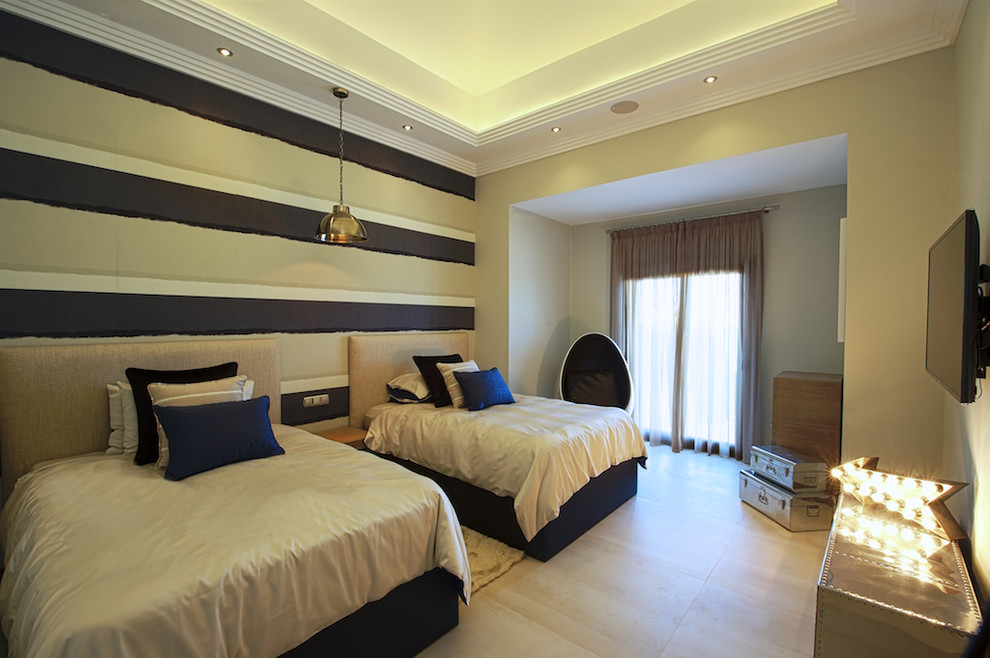 Foto de habitación de invitados contemporánea de tamaño medio sin chimenea con paredes multicolor y suelo de madera clara