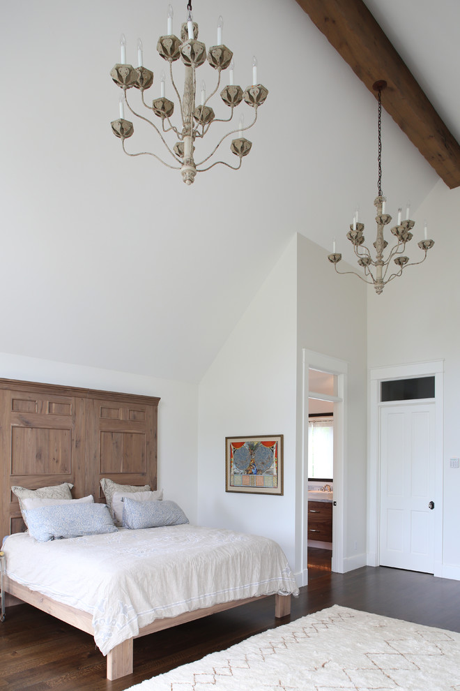 Foto de dormitorio clásico renovado con suelo de madera oscura y paredes blancas