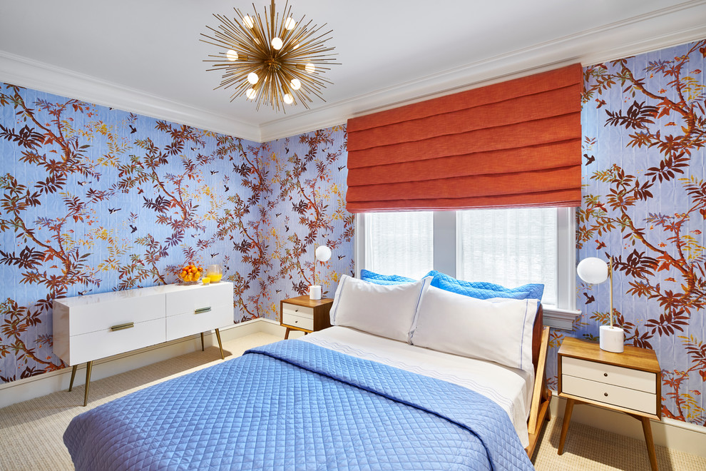 На фото: гостевая спальня среднего размера, (комната для гостей) в стиле ретро с разноцветными стенами, ковровым покрытием и бежевым полом с