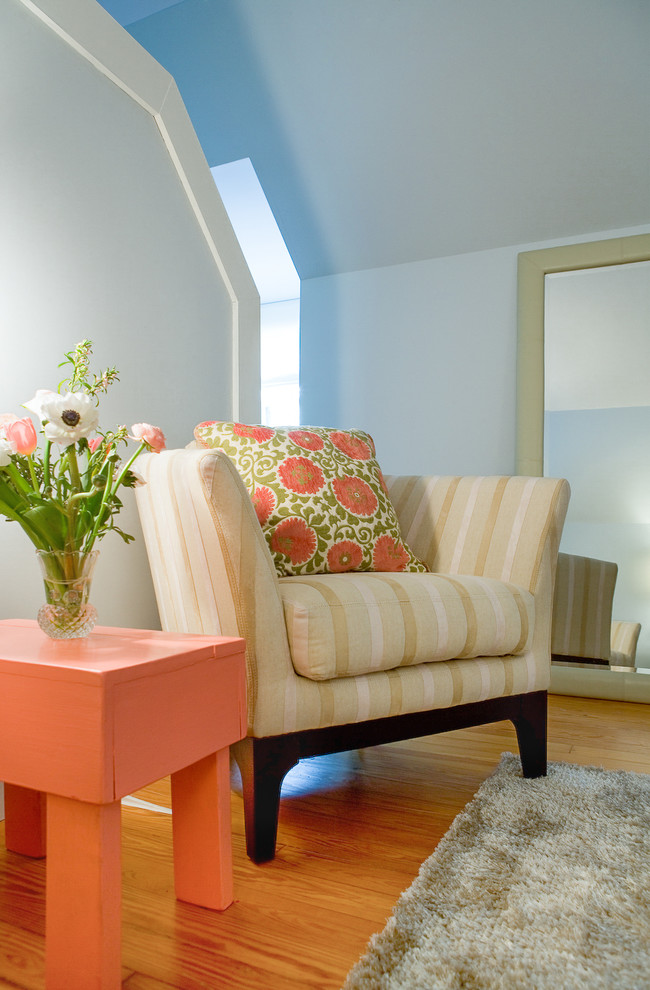 Klassisches Hauptschlafzimmer mit weißer Wandfarbe, hellem Holzboden und braunem Boden in Nashville