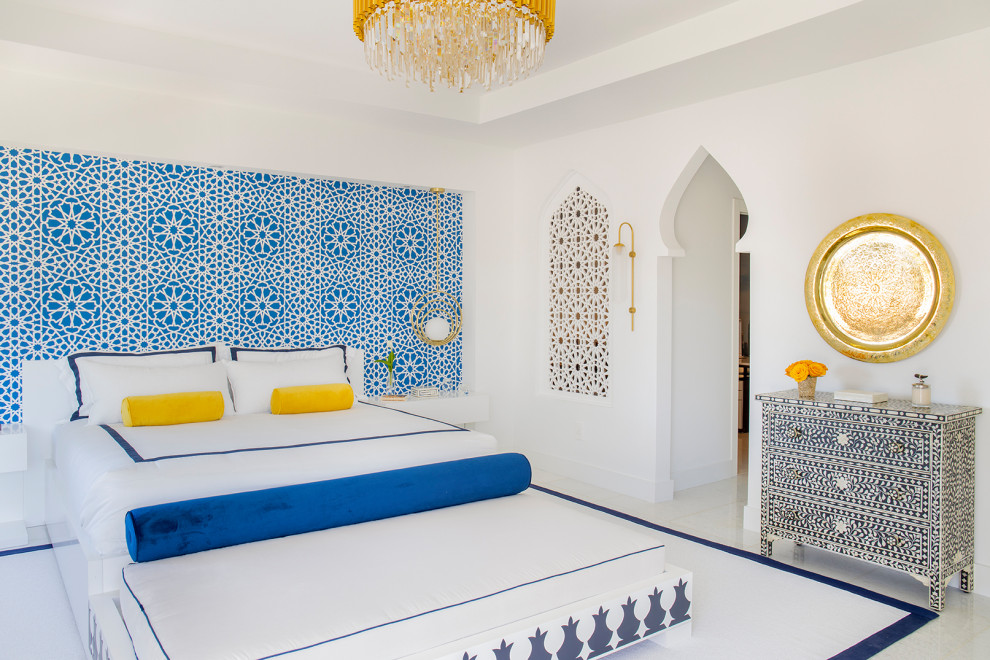 Imagen de dormitorio principal minimalista grande con paredes blancas, suelo de mármol, chimeneas suspendidas, marco de chimenea de madera y suelo blanco