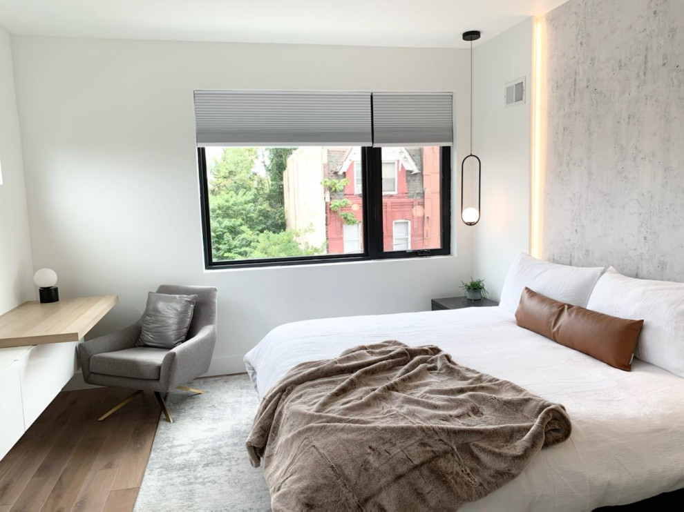 Imagen de dormitorio principal minimalista de tamaño medio con papel pintado