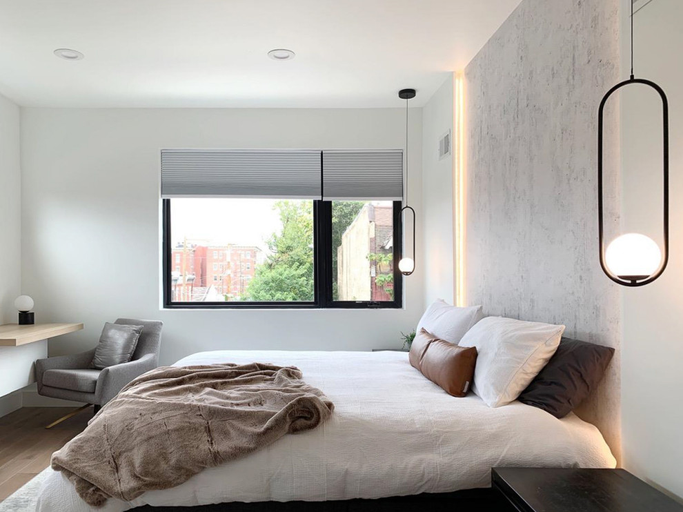 Foto de dormitorio principal moderno de tamaño medio con papel pintado
