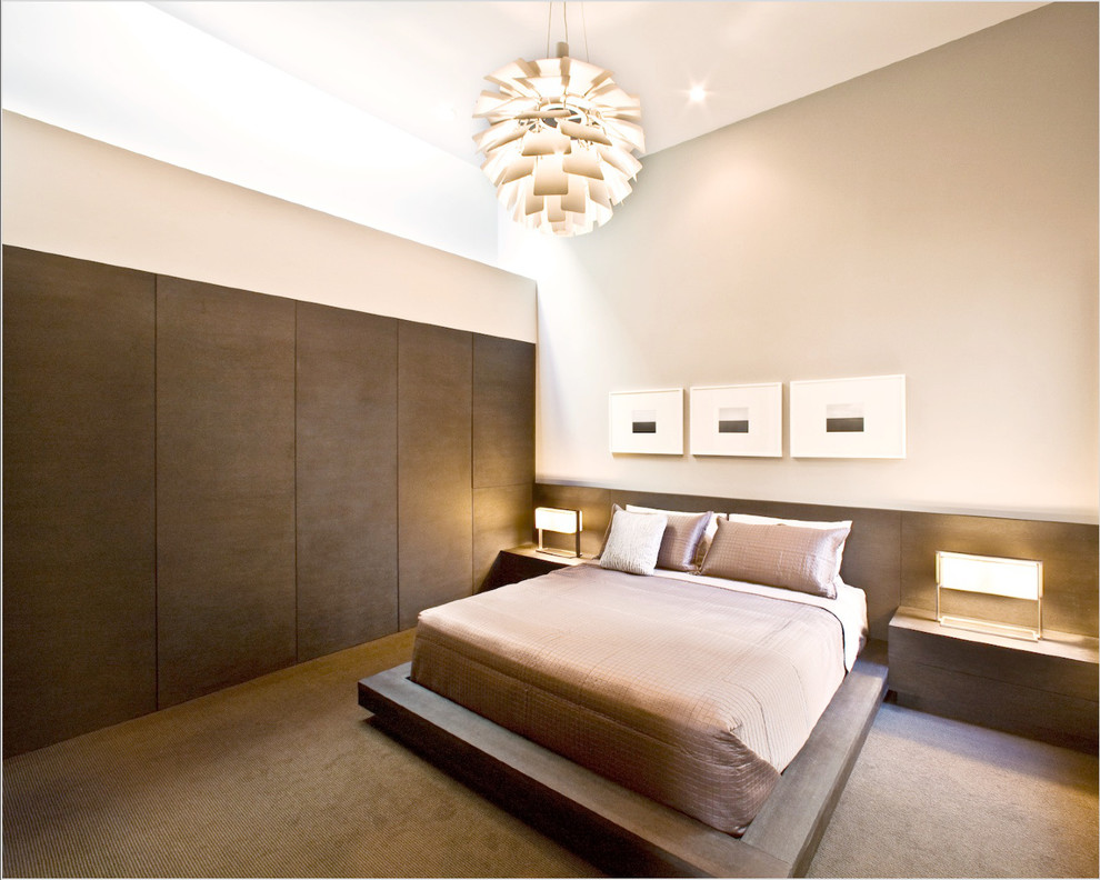 Стильный дизайн: спальня в современном стиле с бежевыми стенами и ковровым покрытием - последний тренд
