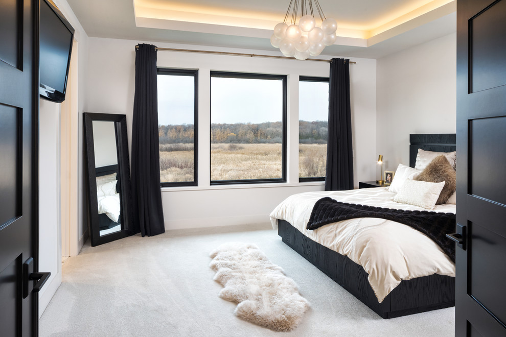 Inspiration pour une grande chambre minimaliste avec un mur blanc et un sol beige.