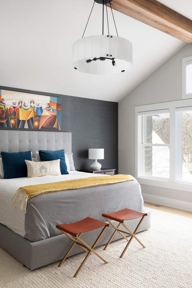 Klassisches Hauptschlafzimmer mit hellem Holzboden, braunem Boden und Tapetenwänden in Minneapolis