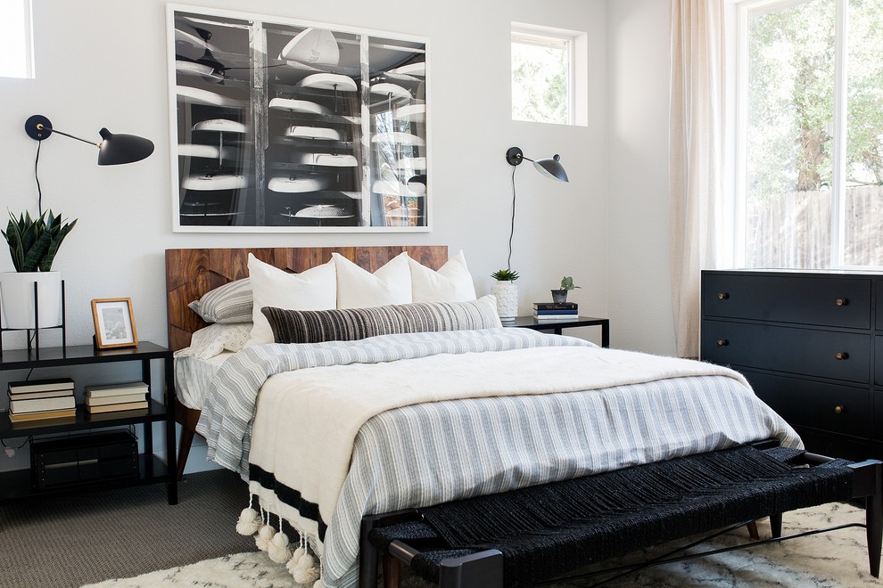 Modernes Schlafzimmer mit weißer Wandfarbe, Teppichboden und grauem Boden in Sacramento