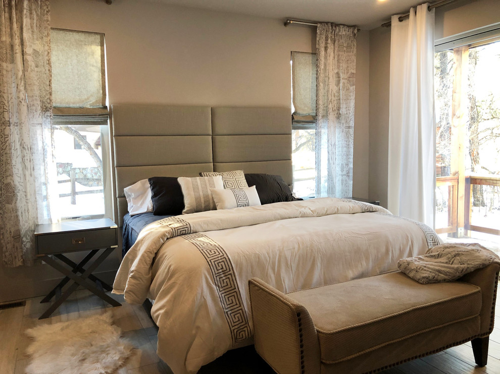 Mittelgroßes Modernes Gästezimmer mit grauer Wandfarbe und braunem Holzboden in Denver