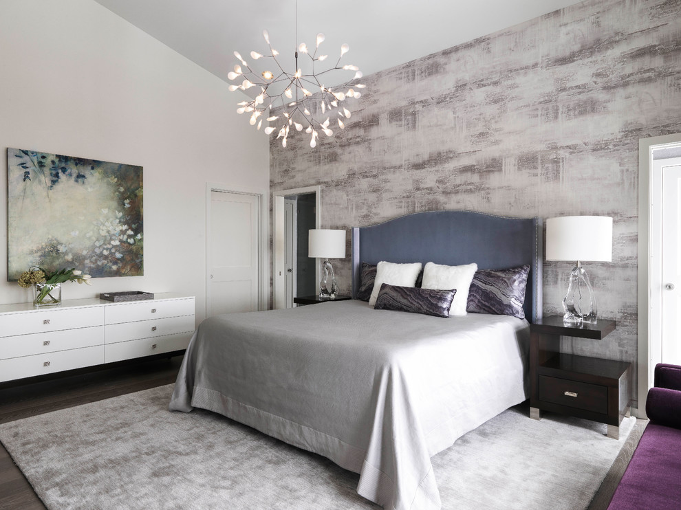 バーリントンにある広いトランジショナルスタイルのおしゃれな主寝室 (マルチカラーの壁、濃色無垢フローリング、茶色い床、暖炉なし) のインテリア