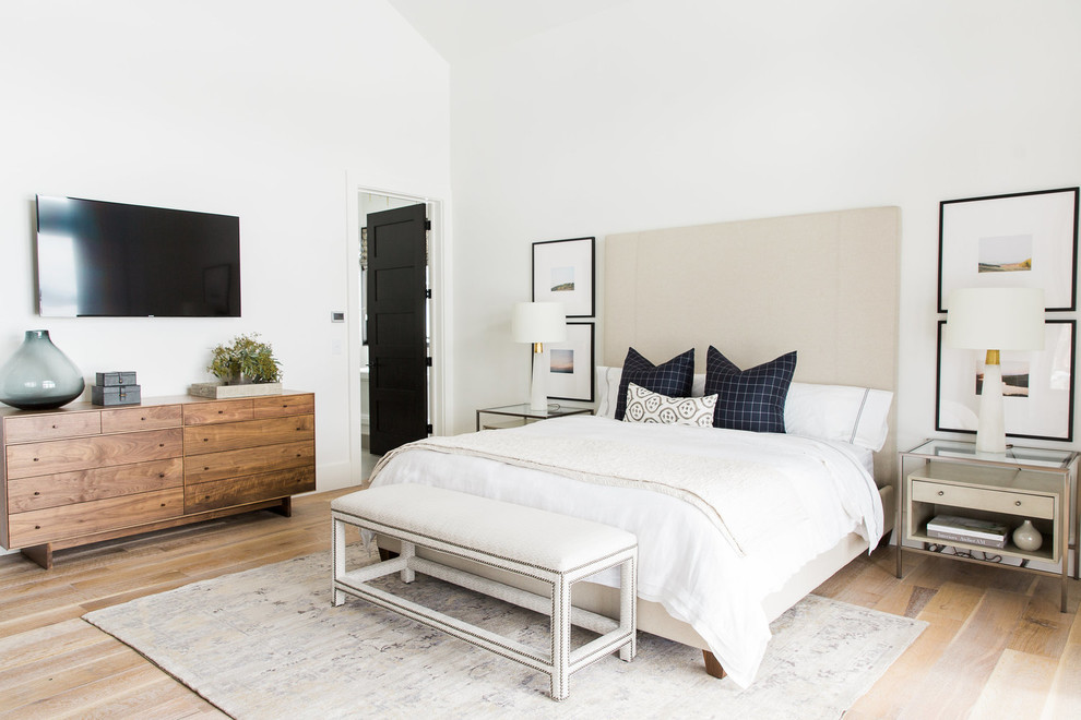 Пример оригинального дизайна: хозяйская спальня в стиле неоклассика (современная классика) с белыми стенами и светлым паркетным полом