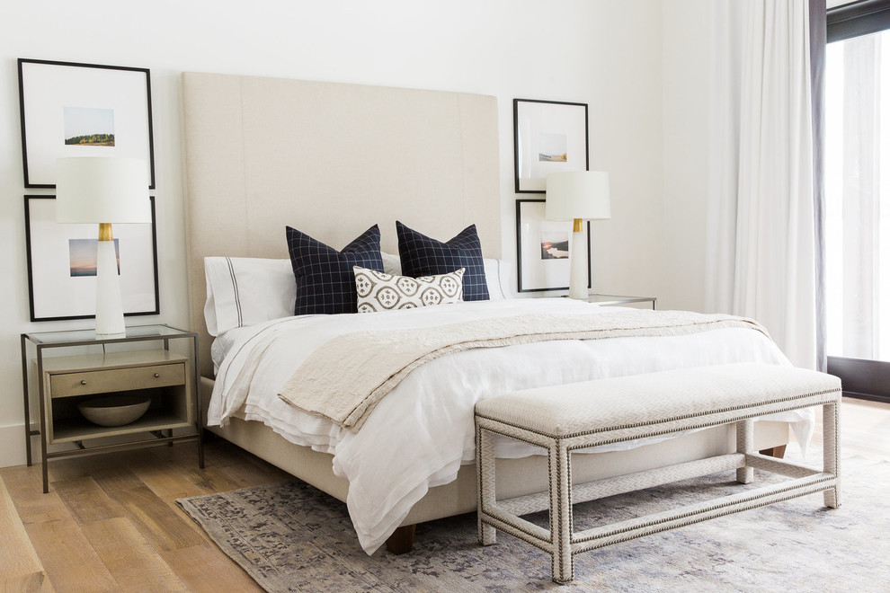 Источник вдохновения для домашнего уюта: хозяйская спальня в стиле неоклассика (современная классика) с белыми стенами и светлым паркетным полом