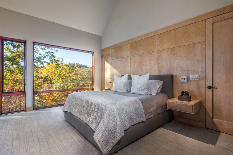 На фото: большая хозяйская спальня в стиле рустика с бежевыми стенами, ковровым покрытием и серым полом без камина с