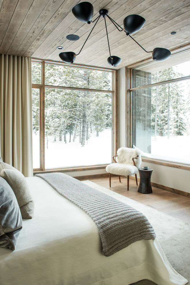 Uriges Hauptschlafzimmer mit braunem Holzboden in Sonstige