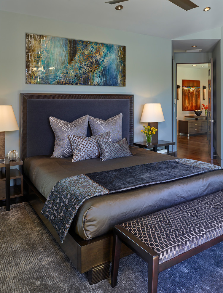 サンフランシスコにある広いコンテンポラリースタイルのおしゃれな主寝室 (青い壁、濃色無垢フローリング、横長型暖炉、木材の暖炉まわり) のインテリア