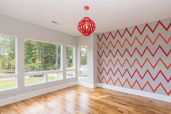 Ejemplo de dormitorio minimalista con suelo de madera en tonos medios