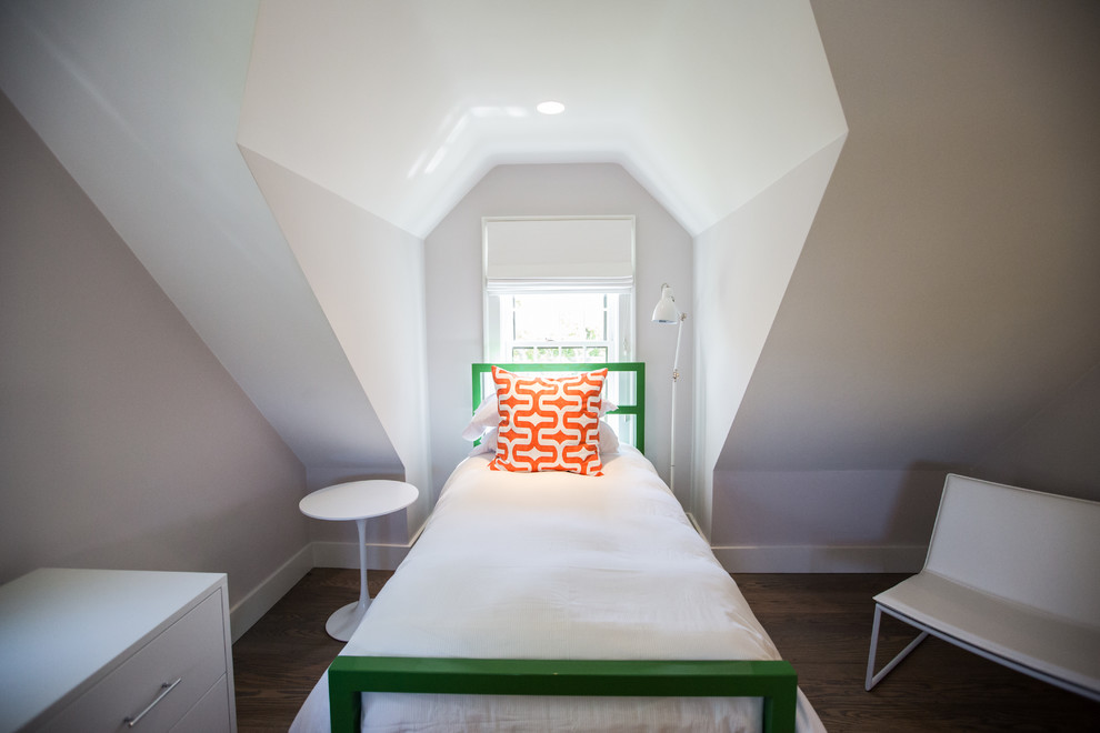 Modernes Schlafzimmer im Dachboden mit beiger Wandfarbe und dunklem Holzboden in Boston
