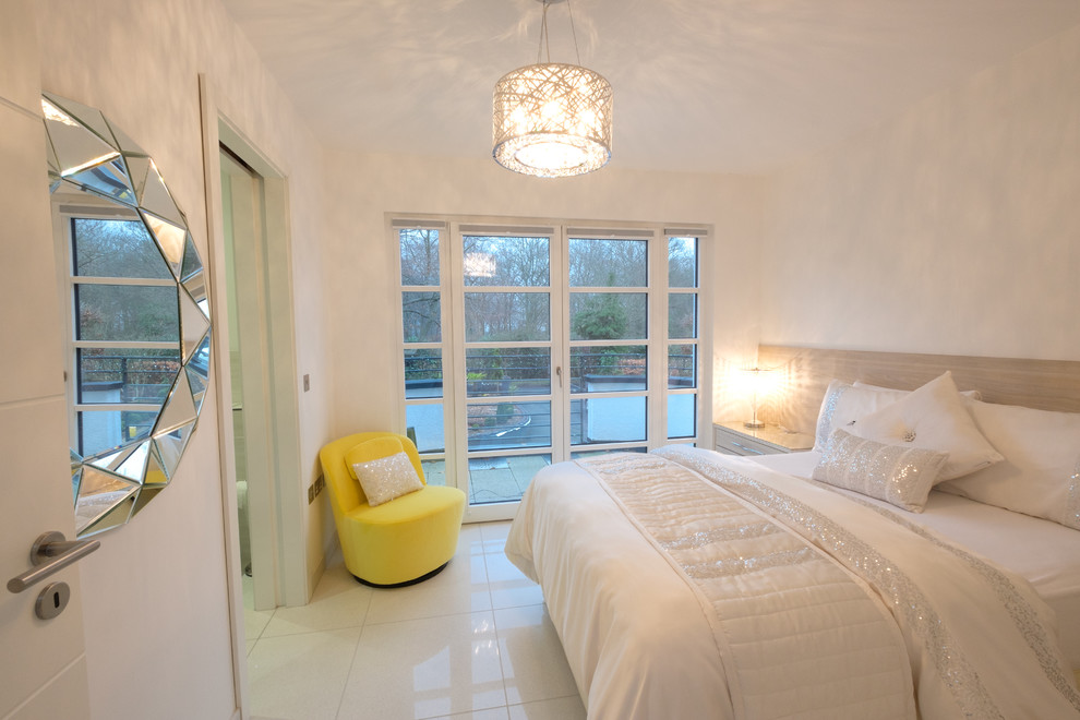 Diseño de habitación de invitados minimalista de tamaño medio con paredes blancas, suelo de baldosas de porcelana y suelo blanco