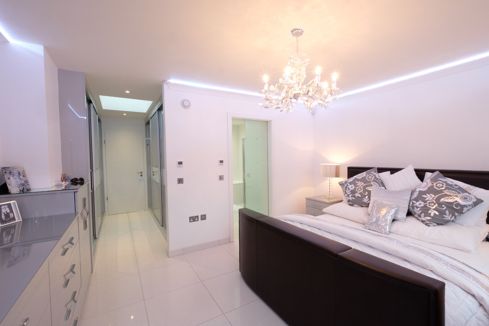 Diseño de habitación de invitados moderna de tamaño medio con paredes blancas, suelo de baldosas de porcelana y suelo blanco