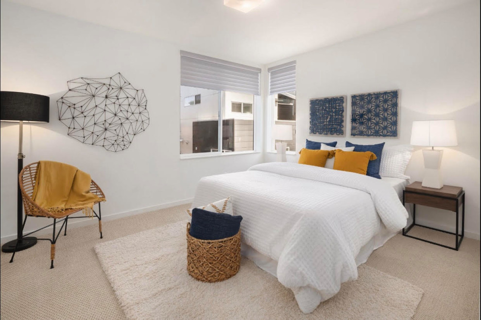 На фото: большая хозяйская спальня в стиле модернизм с белыми стенами, ковровым покрытием и бежевым полом с