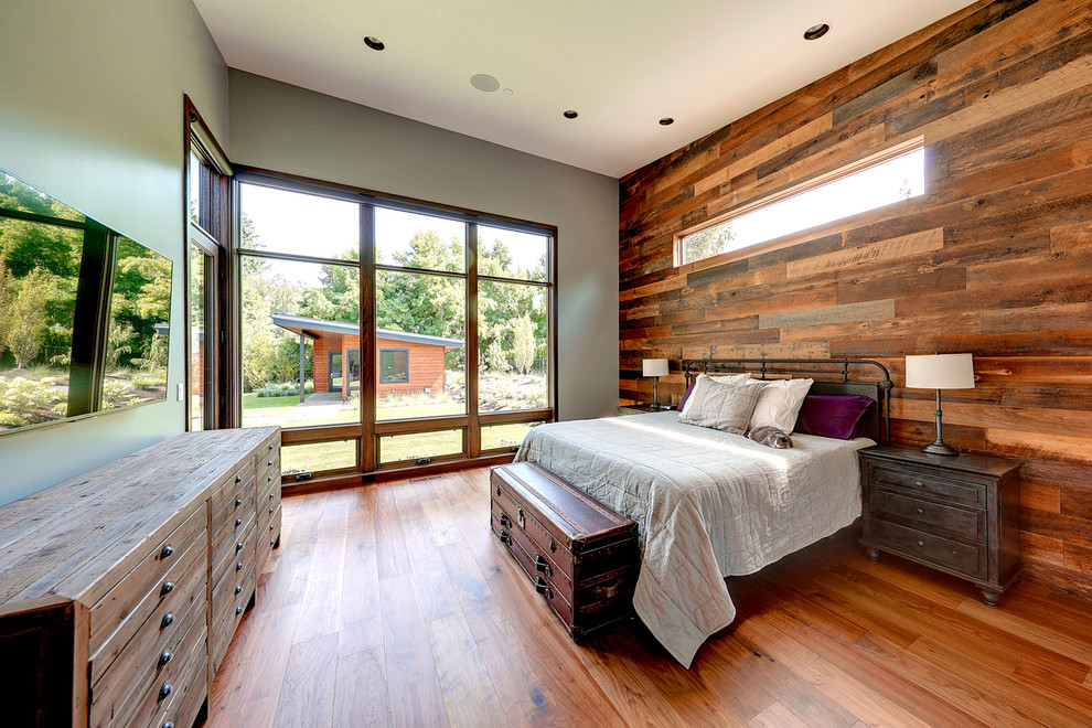 Großes Uriges Gästezimmer ohne Kamin mit braunem Holzboden in Portland