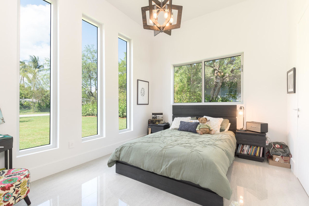На фото: гостевая спальня среднего размера, (комната для гостей) в стиле неоклассика (современная классика) с белыми стенами, бетонным полом и серым полом без камина с