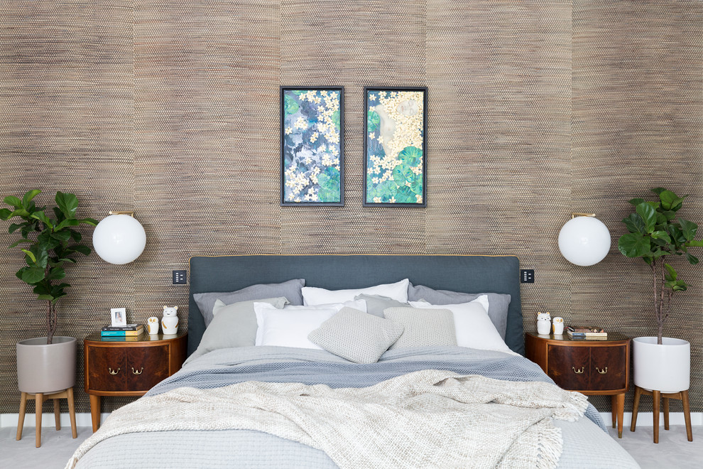 Идея дизайна: большая хозяйская спальня в современном стиле с разноцветными стенами и ковровым покрытием без камина