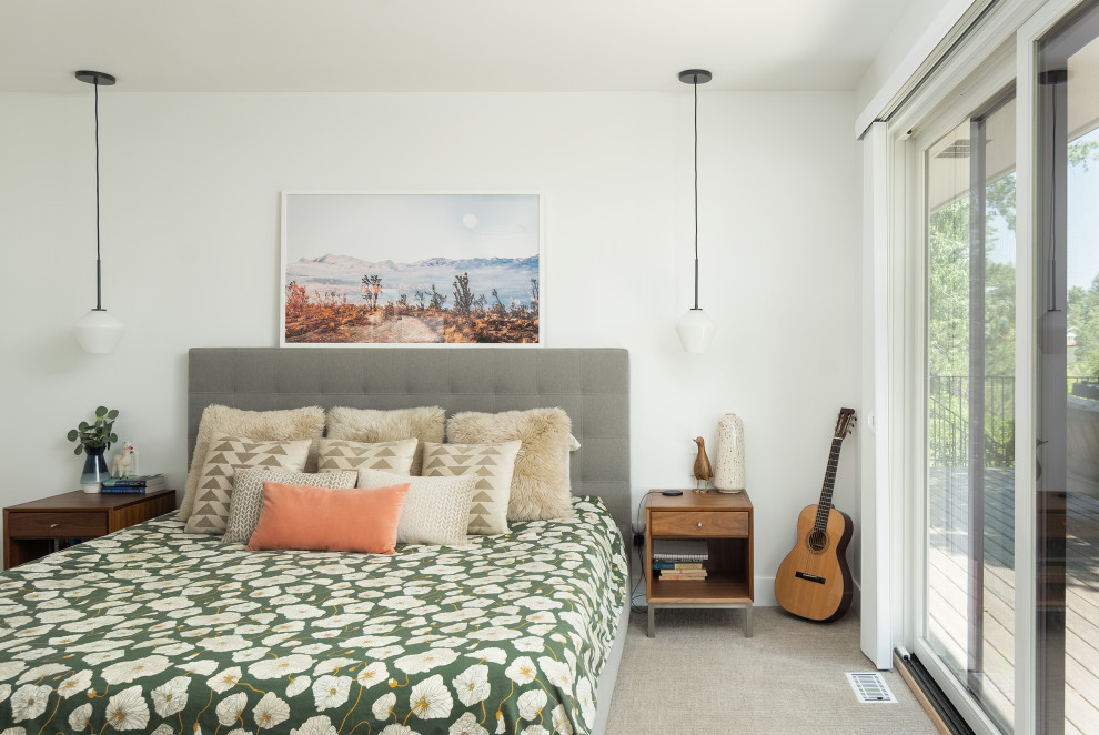 Modernes Hauptschlafzimmer mit weißer Wandfarbe und Teppichboden in Denver