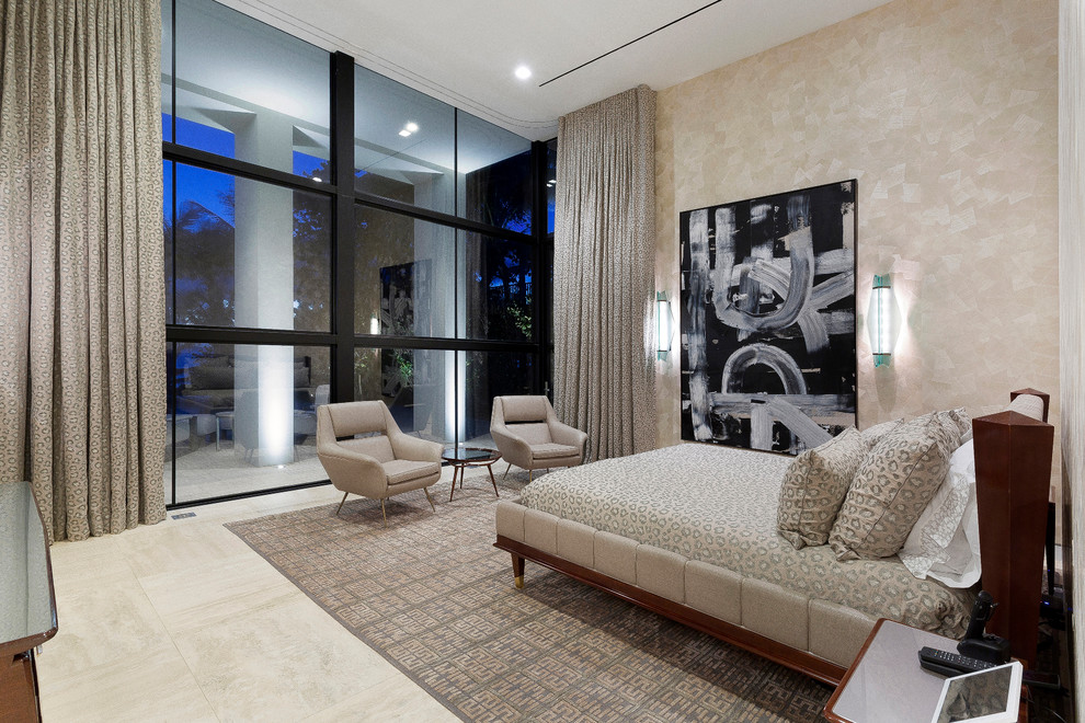 Modernes Schlafzimmer mit beiger Wandfarbe und beigem Boden in Sonstige