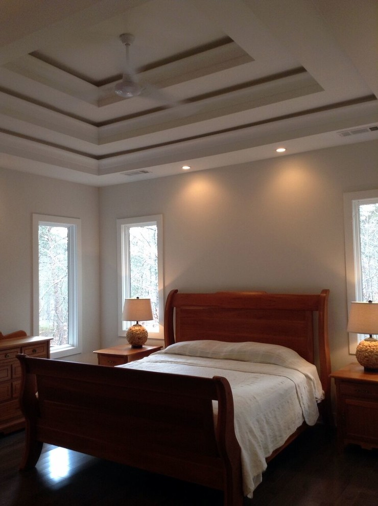 Mittelgroßes Klassisches Hauptschlafzimmer ohne Kamin mit beiger Wandfarbe und dunklem Holzboden in Atlanta