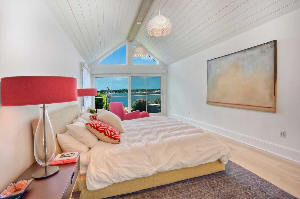 Inspiration pour une chambre parentale grise et rose marine de taille moyenne avec un mur blanc, parquet clair, aucune cheminée et un sol beige.