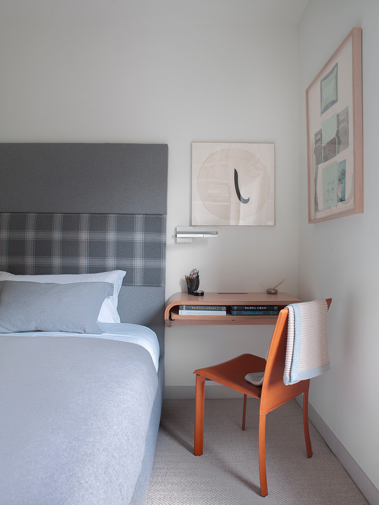 Ispirazione per una camera da letto contemporanea con pareti bianche, moquette e pavimento grigio