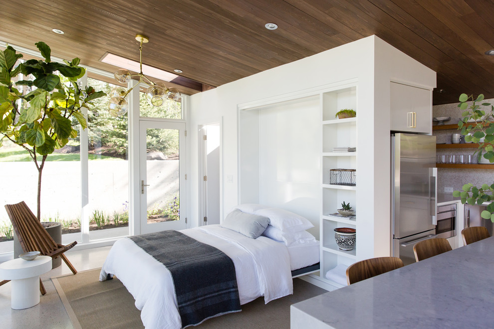 Источник вдохновения для домашнего уюта: маленькая спальня в современном стиле с белыми стенами, бетонным полом и серым полом для на участке и в саду