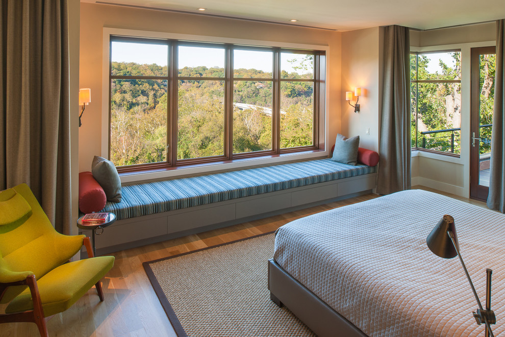 Modelo de dormitorio principal minimalista con paredes grises y suelo de madera clara