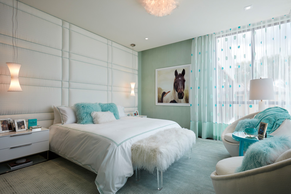 Modernes Schlafzimmer mit grüner Wandfarbe, Teppichboden und blauem Boden in Miami