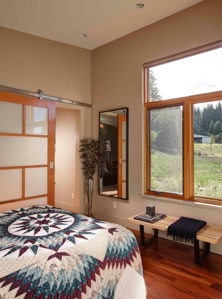 Idee per una camera degli ospiti country di medie dimensioni con pareti beige e pavimento in legno massello medio